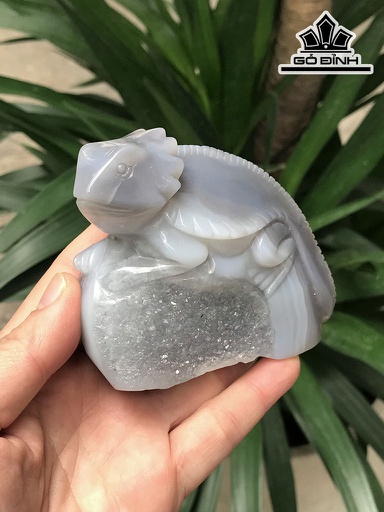 Tác Phẩm Tắc Kè Đá Mã Não Tụ Bảo Kim Sa Cao 9,5 Ngang 8 Sâu 5 (cm) 311g