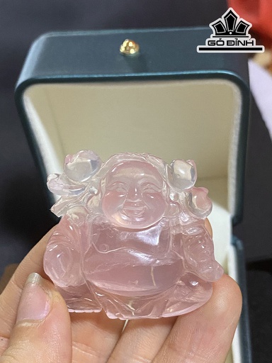 Mặt Dây Chuyền Phật Di Lặc Vác Cành Đào Đá Thạch Anh Hồng Cao 42 Ngang 39 (mm)