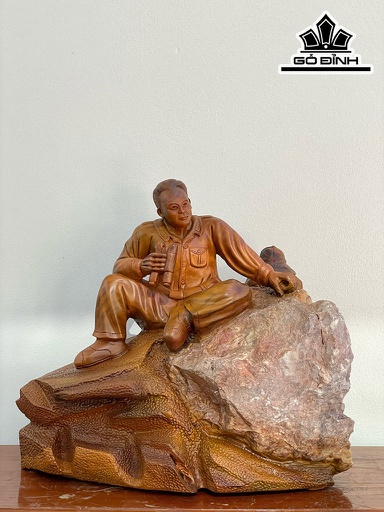 Tượng Đại Tướng Võ Nguyên Giáp Gỗ Bách Xanh Ôm Đá Cao 45 Ngang 52 Sâu 30 (cm)