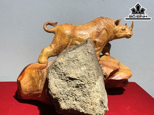 Tượng Tê Giác Gỗ Hương Ôm Đá Cao 20 Ngang 30 Sâu 25 (cm)