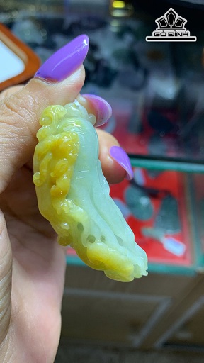 Mặt Dây Nhân Sâm Pha Huyết Đá Cẩm Thạch Cao 55,9 Ngang 22,7 Sâu 10,6 (mm) 20,6g