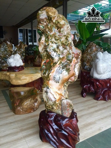 Tác Phẩm Đá Canxedon Đa Sắc Cao 150 Ngang 38 Sâu 35 Riêng Đá Cao 120 (cm) 250kg