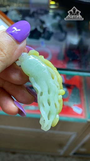 Mặt Dây Chuyền Nhân Sâm Pha Huyết Đá Cẩm Thạch Cao 55,9 Ngang 22,7 Sâu 10,6 (mm) 20,6g