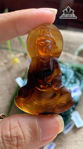 Mặt Dây Chuyền Quan Âm Đá Hổ Phách Cao 49,7 Ngang 31,8 Sâu 9,4 (mm) 7,2g