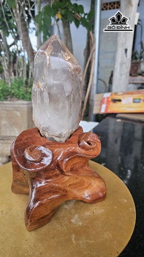 Tác Phẩm Đá Thạch Anh Trắng Cao 27 Ngang 8 (cm) 2,5kg