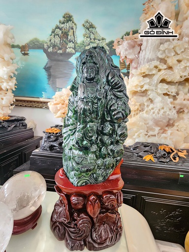 Tác Phẩm Phật Quan Âm Đá Ngọc Bích (Nephrite Jade) Cao 32 Ngang 28 Sâu 79 Riêng Đá Cao 30 Ngang 16 Sâu 56 (cm) 27,5kg