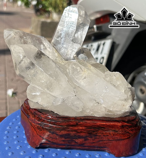 Tác Phẩm Đá Thạch Anh Chóp Cao 17 Ngang 18 (cm) 2,15kg