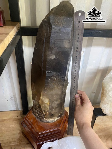 Tác Phẩm Đá Thạch Anh Khói ( Smoky Quartz ) Cao 50 Ngang 12 (cm) 12kg