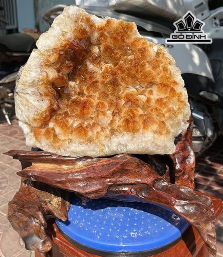 Tác Phẩm Đá Thạch Anh Vàng Cao 32 Ngang 31 (cm) 12,4kg