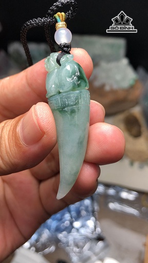 Mặt Dây Chuyền Nanh Cạm Kỳ Lân Đá Cẩm Thạch Cao 52 Ngang 11,6 Sâu 16 (mm) 15g