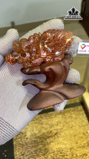 Tác Phẩm Long Quy Phi Thiên Đá Thạch Anh Tóc Nâu Cao 81,39 Ngang 37,24 Sâu 29,82 (mm) 450,45cts