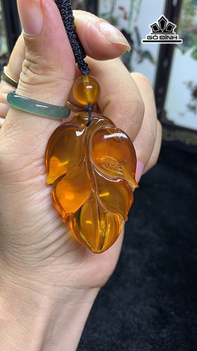 Mặt Dây Chuyền Chiếc Lá Đá Hổ Phách Cao 50,9 Ngang 31,9 Sâu 10,3 (mm) 9,2g