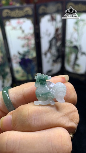 Mặt Dây Chuyền Tuổi Dậu Hoa Bay Đá Cẩm Thạch Cao 18,3 Ngang 18,9 Sâu 4,7 (mm) 2,3g