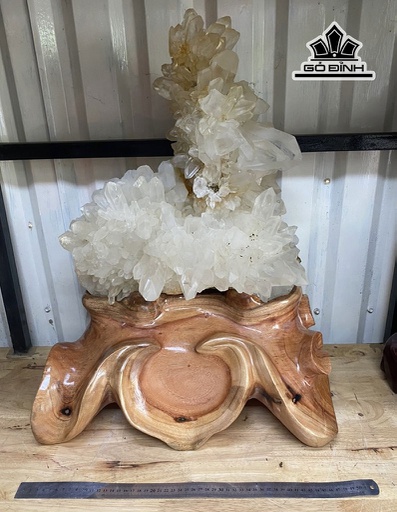 Tác Phẩm Đá Thạch Anh Pha Lê Chóp Ngang 48 (cm) 25kg