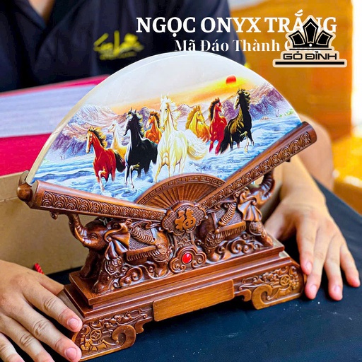 Tác Phẩm Quạt Mã Đáo Thành Công Đá Onyx Trắng Cao 30 Ngang 30 (cm)