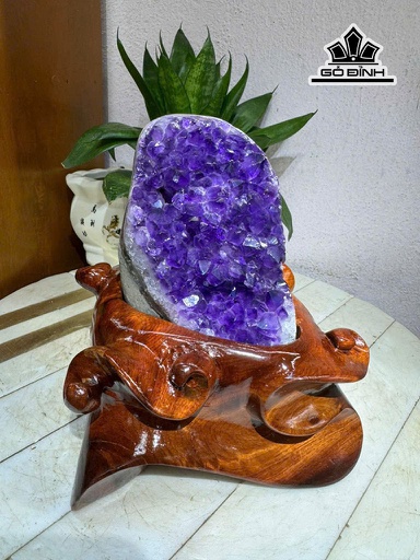 Tác Phẩm Đá Thạch Anh Tím Cao 20 Ngang 10 (cm) 2,5kg Luôn Đế