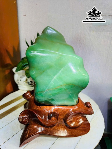 Tác Phẩm Đá Thạch Anh Xanh Cao 29 Ngang 16 (cm) 7,2kg Luôn Đế