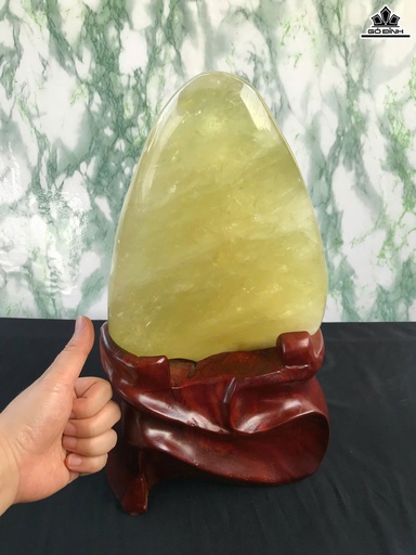 Tác Phẩm Đá Thạch Anh Vàng Cao 26 Ngang 19 (cm)  5,5kg