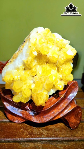 Tác Phẩm Đá Thạch Anh Vàng Cao 20 Ngang 17 (cm) 2,7kg