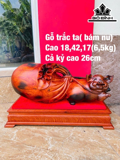 Tượng Heo Kéo Bao Tiền Gỗ Trắc Cao 18 Ngang 42 Sâu 17 (cm) - 6,5kg - Cả Kỷ Cao 26 (cm)