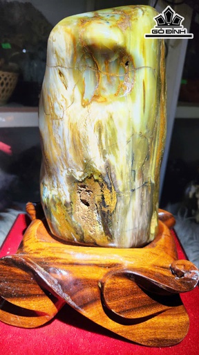 Tác Phẩm Gỗ Hóa Ngọc Đa Sắc Cao Cả Đế 29 Ngang 14 (cm) 3,9kg