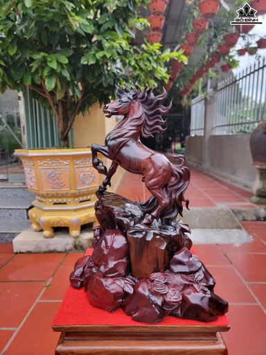 Tượng Ngựa Phong Thủy (Nhất Mã Thong Dong) Gỗ Trắc Cao 43 Ngang 33 Sâu 20 (cm) - Đế Gỗ Hương