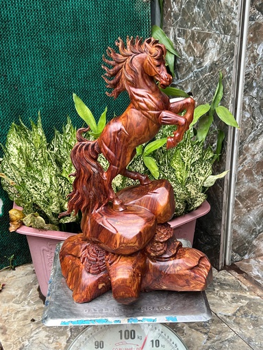 Tượng Ngựa Phong Thủy (Nhất Mã Phi Thiên) Gỗ Sưa Cao 52 Ngang 35 Sâu 22 (cm)