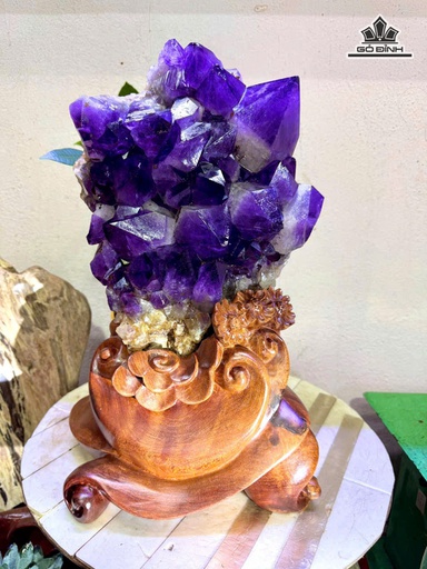 Tác Phẩm Đá Thạch Anh Tím Cao 40 Ngang 22 (cm) - 10,6kg