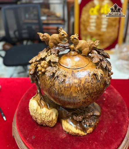 Bình Nho Sóc Gỗ Nu Ngọc Am Cao 38 Ngang 32 Sâu 25 (cm)