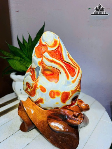 Tác Phẩm Đá Mã Não Đỏ Cao 26 Ngang 16 (cm) 3kg Luôn Đế