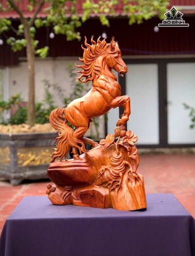 Tượng Ngựa Phong Thủy (Nhất Mã Phi Thiên) Gỗ Hương Cao 62 Ngang 40 Sâu 13 (cm)