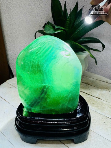 Tác Phẩm Đá Flourite Cao 19 Ngang 10 (cm) - 1,7kg Cả Đế