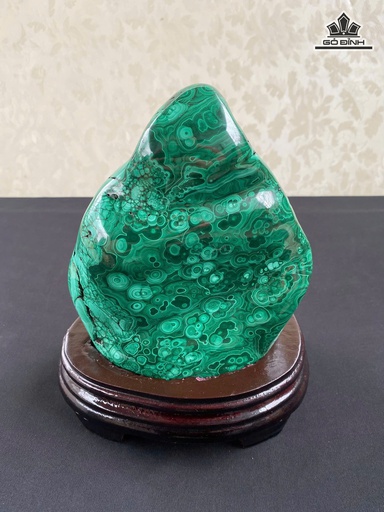 Núi Thạch Khổng Tước Malachite Vân Màu Độc Đáo 2,45kg - Núi 18x14,5x7cm - Lên đế 21,8cm
