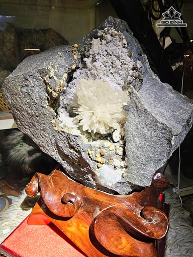 Tác Phẩm Hoa Ưu Đàm Đá Trầm Tích Cao 38 Ngang 34 (cm) - 12,7kg