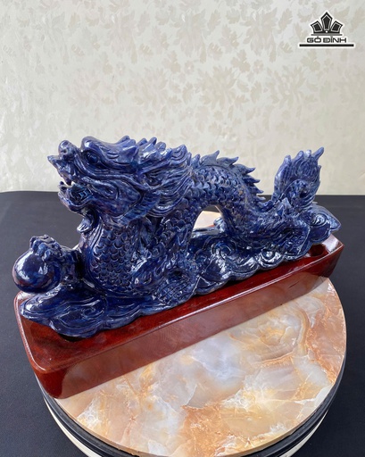 Tác Phẩm Thanh Long Minh Châu-Thạch Lam Minh Triết Sodalite Tự Nhiên - Tượng đá 3,35kg 35,5x17x9 (cm ) - Riêng Đế  đế 4,75kg 21,5x35x12 (cm)